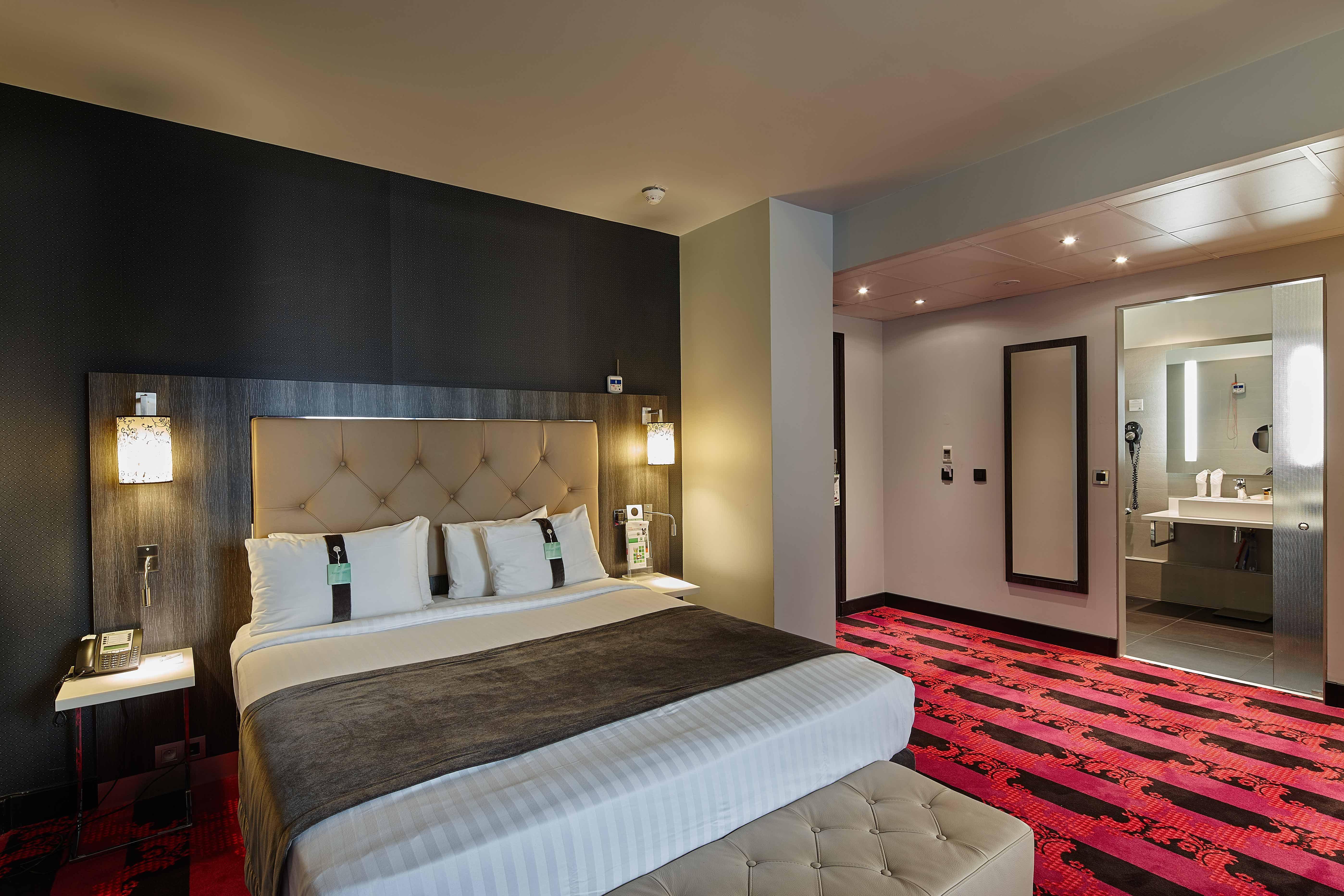 Doubletree By Hilton Paris Bougival Hotel Exterior photo