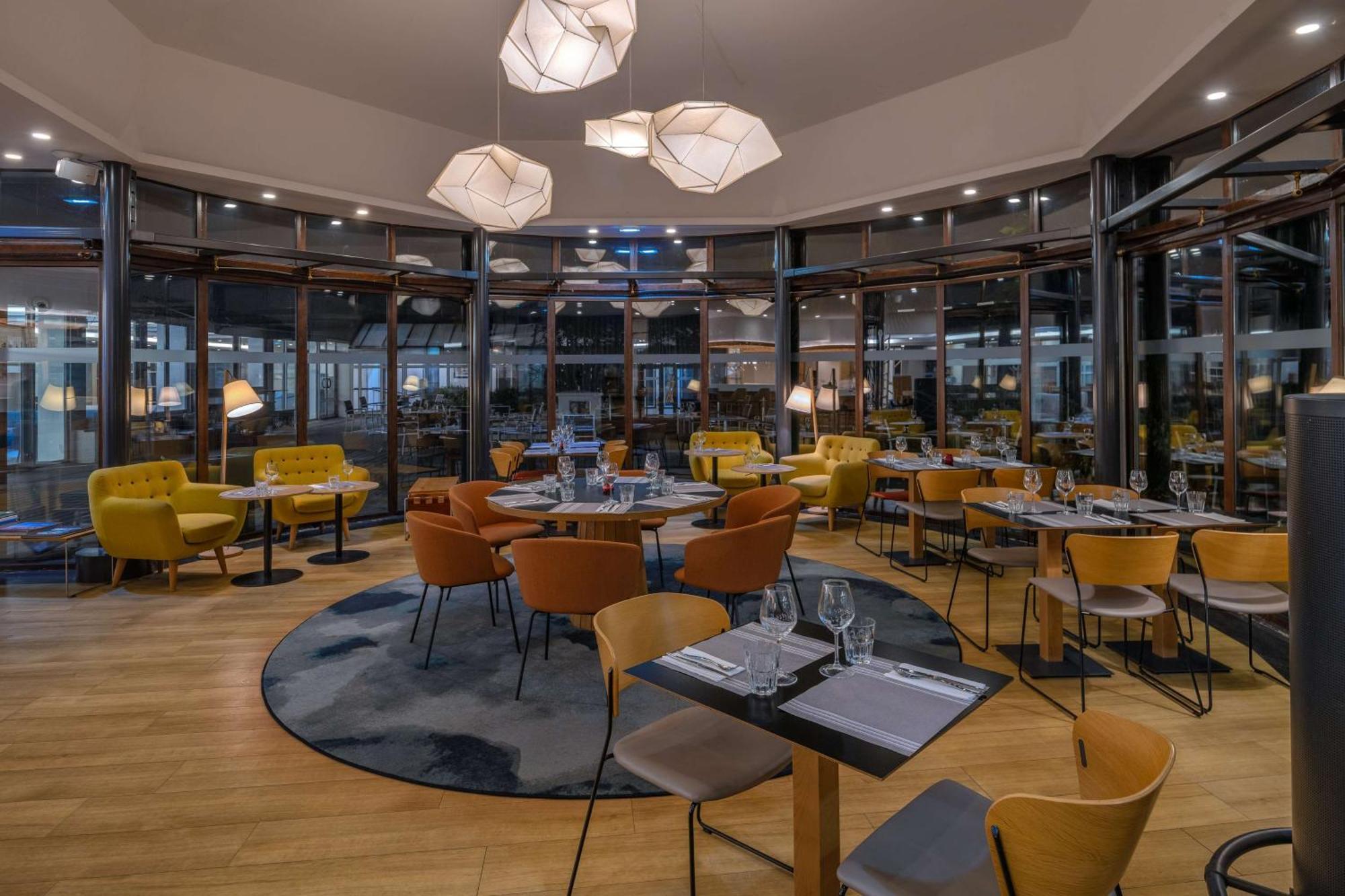Doubletree By Hilton Paris Bougival Hotel Exterior photo